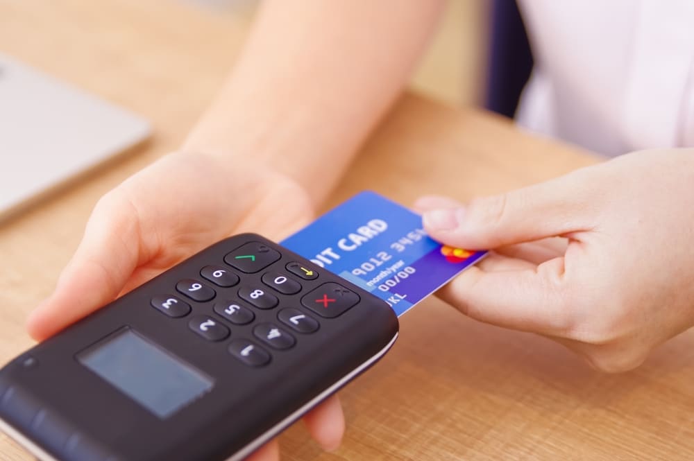 飲食店でクレジットカード端末を設置する方法は？